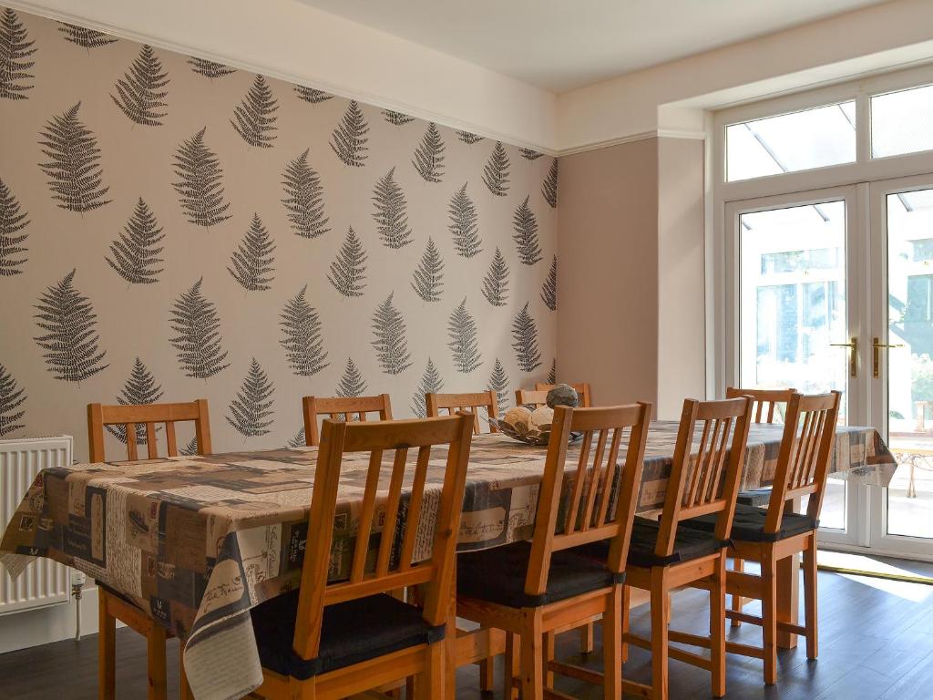 Corner Cottage room 6